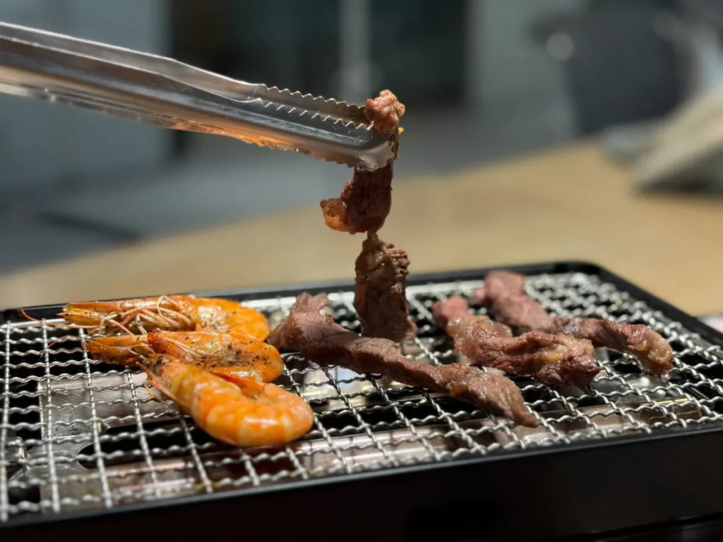 台灣腸道醫學會 郭昭宏理事長表示香腸等含亞硝酸鹽的食物若與大量紅肉、甲殼類一起食用可能會增加病變風險