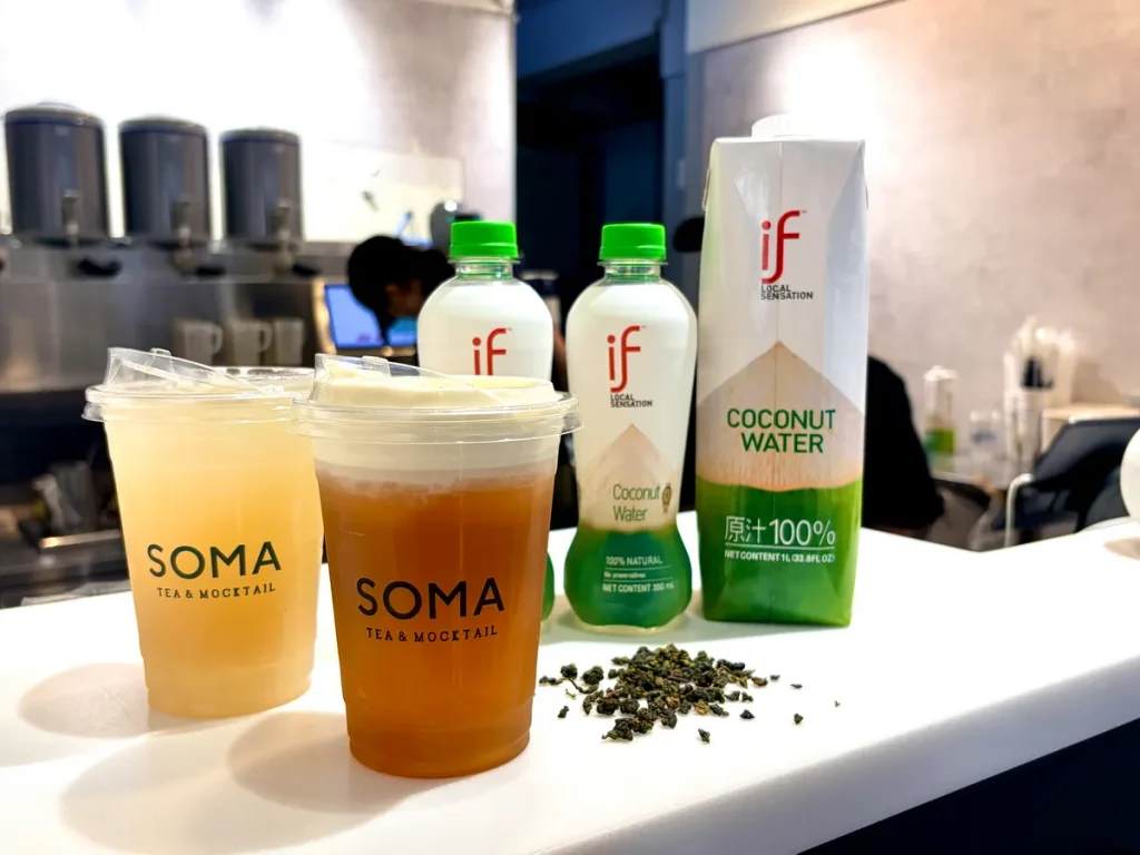 雙方以if 100_ 椰子水為基底，融入高山茶、蜜隱烏龍、花果與咖啡等風味，打造多款聯名飲品。業者提供