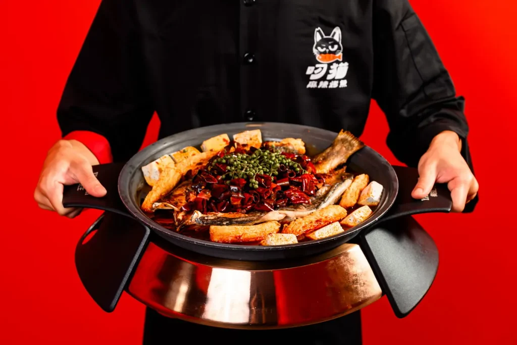 麻辣烤魚也能Rock！ATT「叼貓」插旗信義區 全台首創「烤魚＋派對」食樂新地標 9/18開幕 啦啦隊雙女神＋DJ妖嬌＋阿喵火力全開