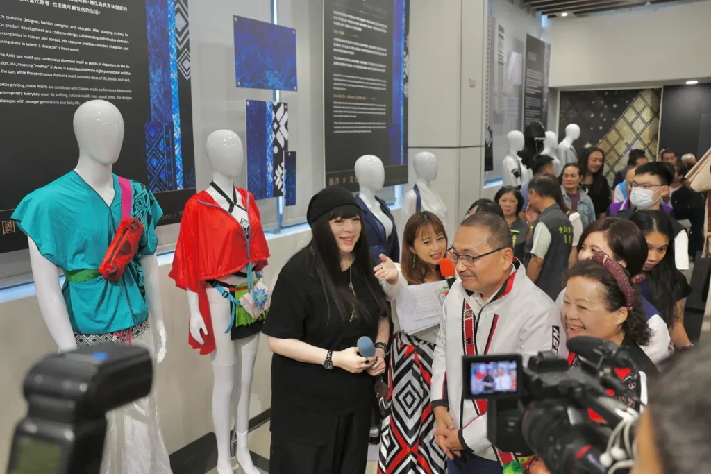 新北市市長侯友宜參觀「織．見－原住民族織藝服飾展」。(圖/新北市政府原民局提供)