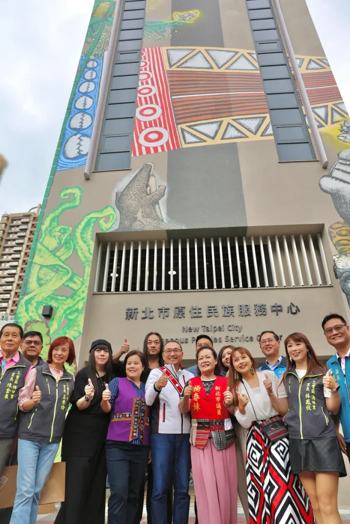 北原中心外牆由魯凱族藝術家杜寒菘創作，以山林動物、植物及文化元素打造三重區新亮點。(圖/新北市政府原民局提供)