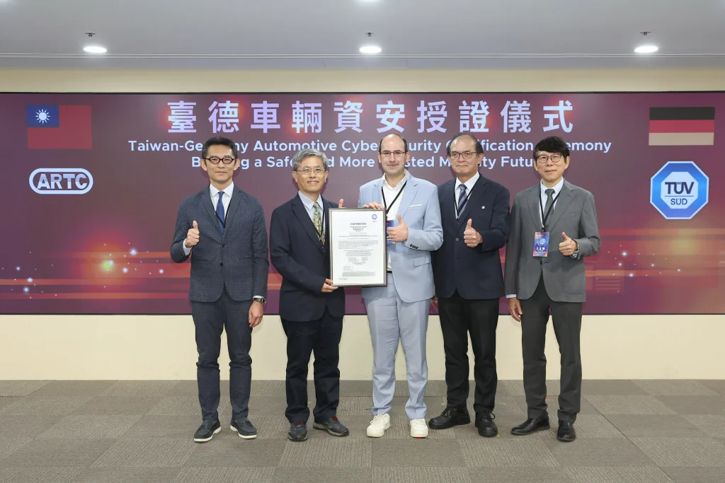 經濟部產業技術司司長郭肇中（左一）、車輛中心總經理廖學隆（左二）、德國 TÜV SÜD 技術長 Stefan Schreieder（中）及 TARC主委暨車輛中心董事長王正健（右一）及 TAIFE 主席暨工研院副院長胡竹生（右二）出席臺德車輛資安授證儀式；車輛中心（ARTC）延續2024年臺德合作，今年正式取得 TÜV SÜD 實驗室認可，建置全臺唯一國際級車輛資安實驗室，具備 UN R155、R156 測試驗證能量，協助業者加速接軌國際市場。
