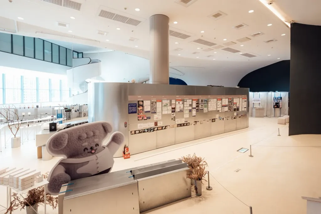 NTT10週年國慶限定光雕秀_5樓「築夢踏十」展出伊東豊雄建築師競圖手稿與工程縮時影像，深入淺出地解析歌劇院的建築設計理念。（圖/歌劇院提供攝影：林峻永）