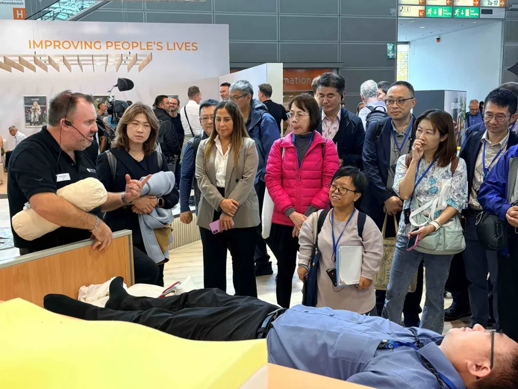 REHACARE 2026為國際重要的照護與輔具展會,交流復健、輔具及居家照護等應用趨勢。(圖/中山醫大提供)