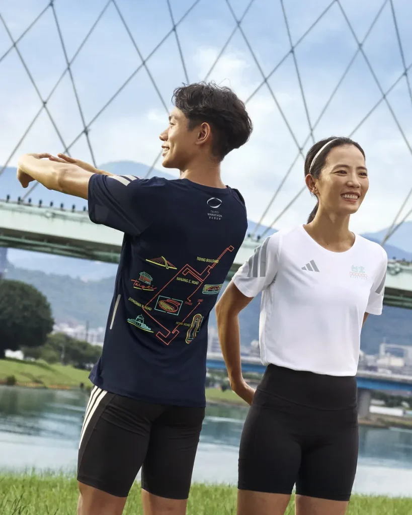 adidas臺北馬拉松限定系列短袖跑衣背面融入霓虹地標圖樣。