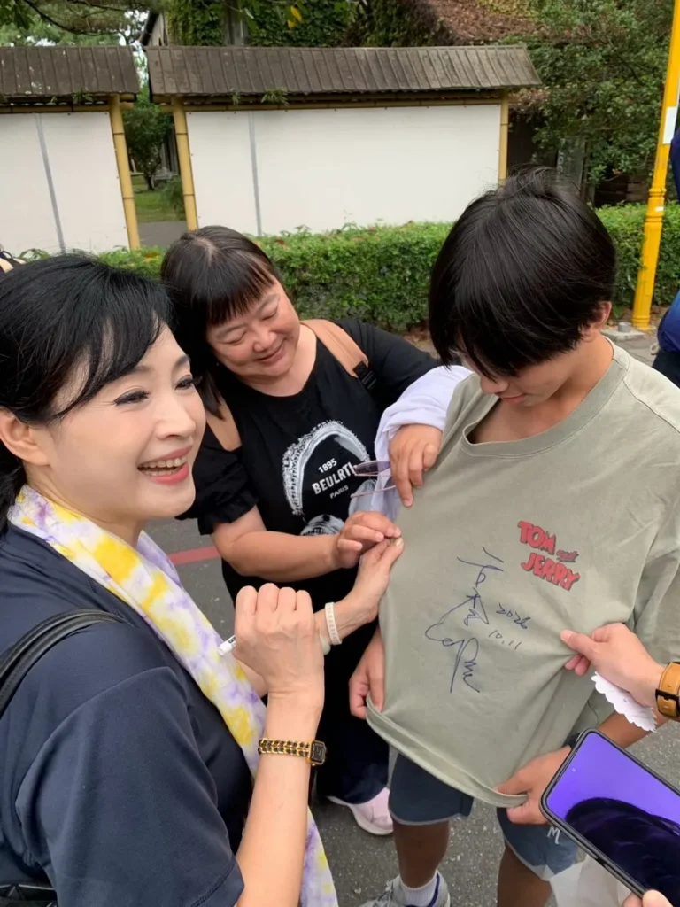 開心拿到偶像親筆簽名