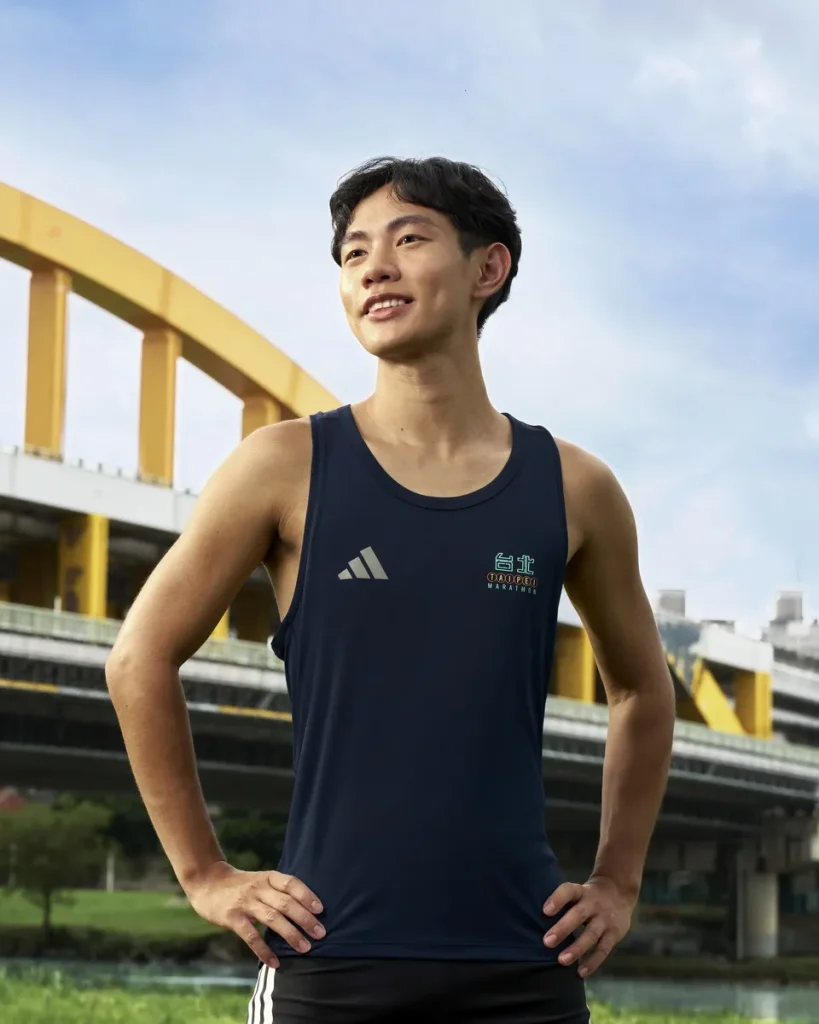 adidas臺北馬拉松限定系列首度推出跑步背心，俐落剪裁陪伴跑者備戰年度盛大賽事。