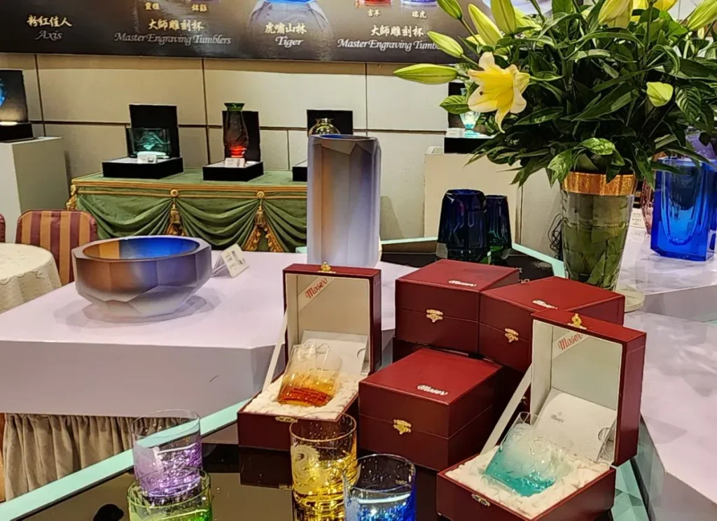 會場展示國際雕刻大師作品