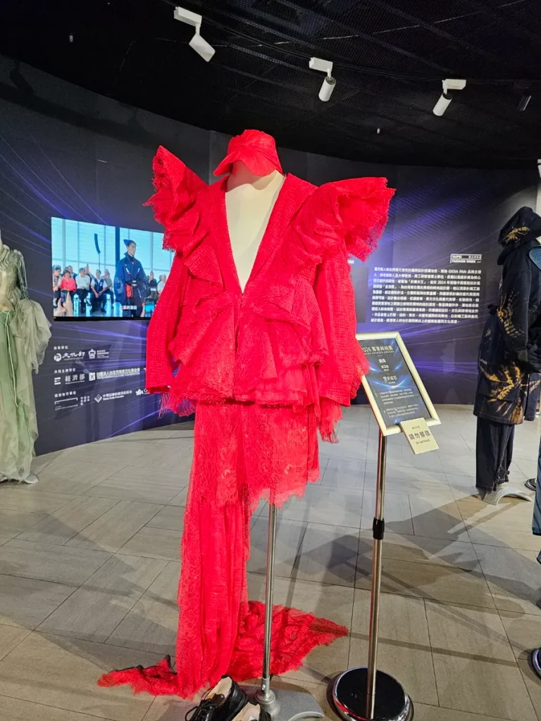 一針一線將客家文學縫進衣服裡！2026客家時尚獎服飾展重磅登場