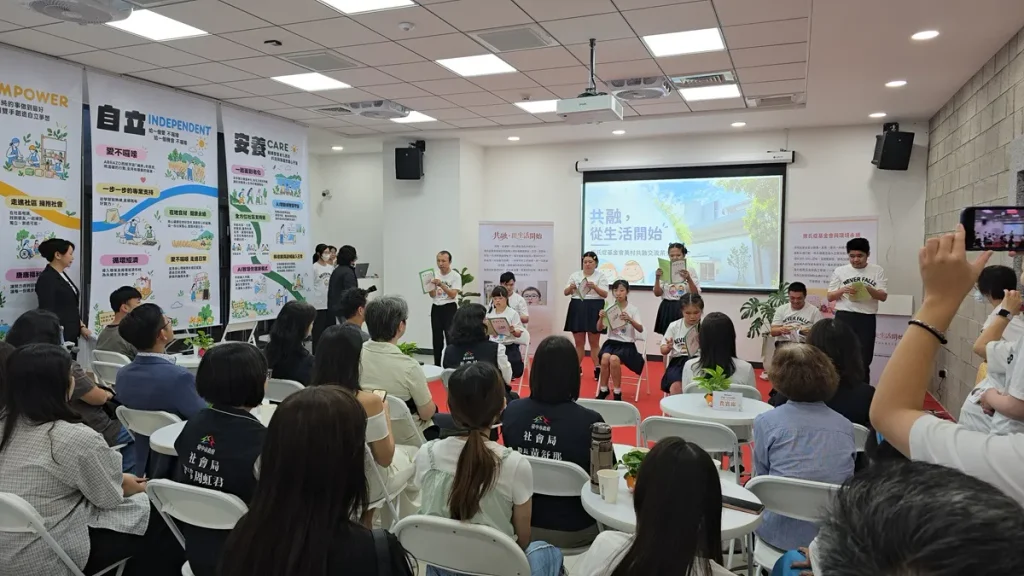 財團法人中華民國唐氏症基金會進駐美村綜合服務園區,今(6)日下午舉辦「美村共融交流茶會」,現場唐寶寶演出。(圖/陳惠玲攝影)