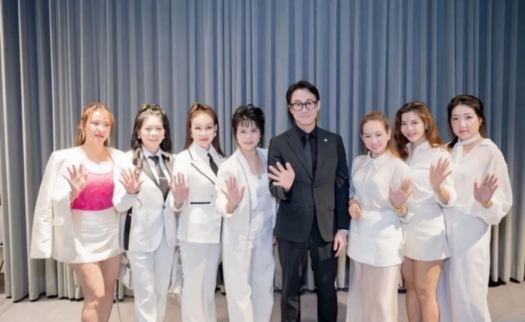 美容企業家王燕(左4)與W集團合作 創造一個更美好的未來 。(圖/主辦單位提供)