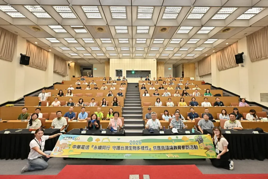中華電信楊慧琪技術長暨執行副總經理(第一排左四)攜手供應商夥伴齊聚臺北市立動物園，透過環境教育深化生物多樣性保育意識，凝聚永續供應鏈共識，以企業協作力量共同守護臺灣珍貴自然生態。