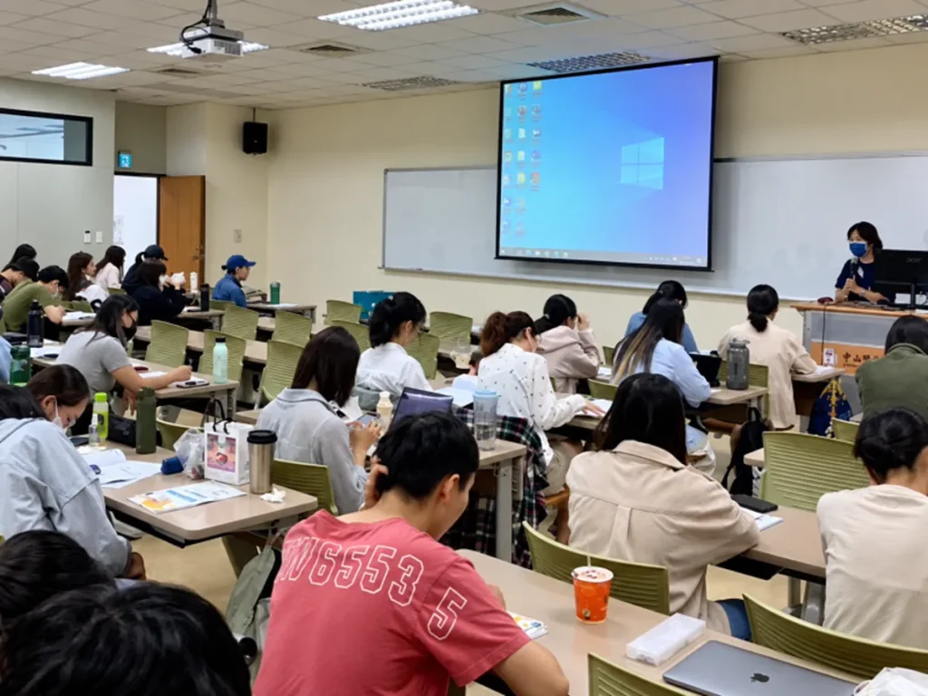 中山醫大推動國考衝刺班,帶領學生整理核心觀念與考題重點。(圖/中山醫大提供)