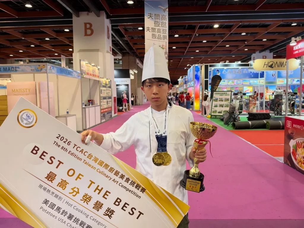 開平餐飲學生顏鼎益於「美國馬鈴薯挑戰賽」勇奪金牌及最高分榮譽獎。