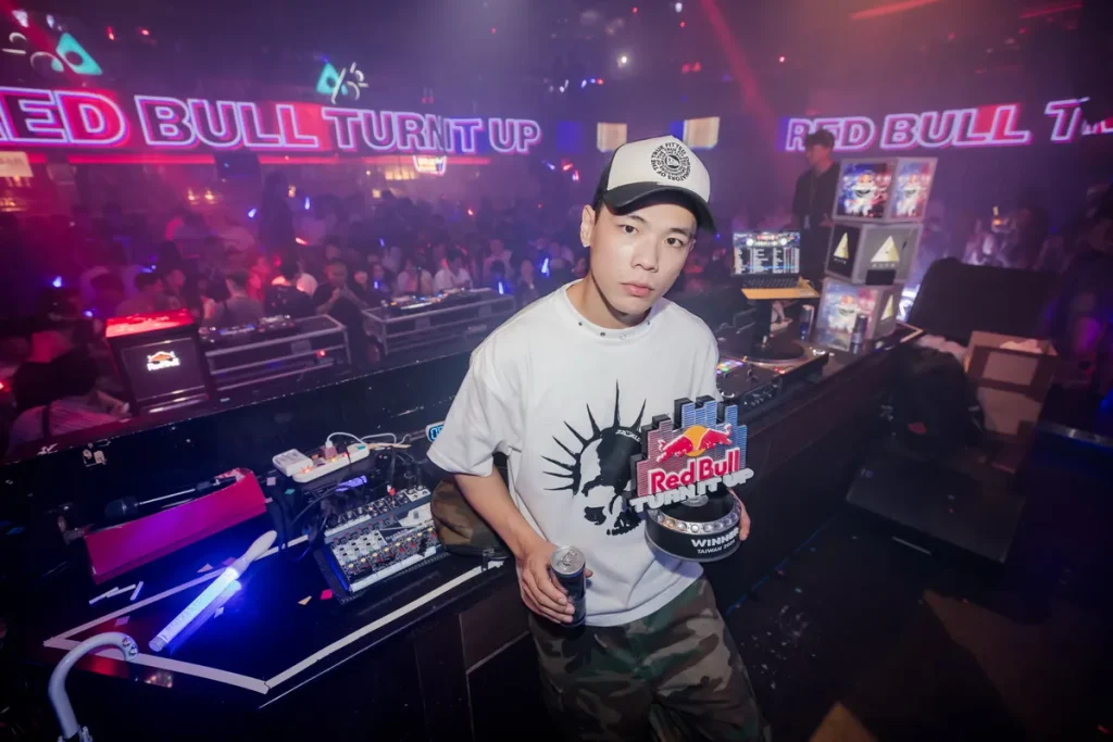 DJ PONY以俐落轉場串聯多首經典歌曲,成功征服舞池,奪下Red Bull Turn It Up冠軍。(Red Bull提供)