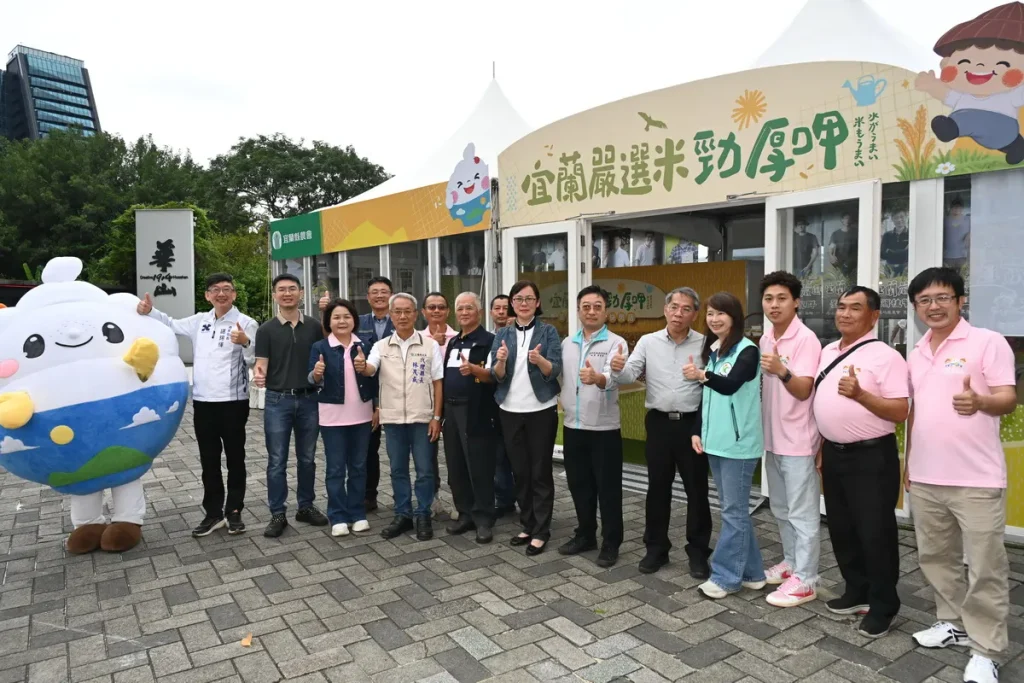 宜蘭縣政府攜手宜蘭縣農會，在臺北華山1914文化創意產業園區「忠孝三角」舉辦第二波「宜蘭嚴選米勁厚呷」行銷快閃活動。代理縣長林茂盛邀請民眾品嚐宜蘭米的香氣與口感。（宜蘭縣政府提供）