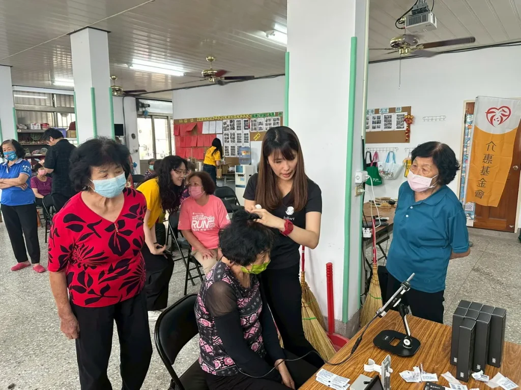 偏鄉頭皮照護行動提供專業檢測，協助長輩了解頭皮狀況與適合自己的養護方式
