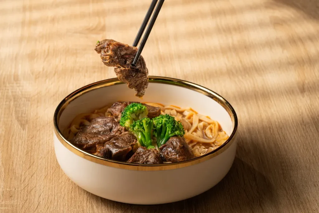 台北凱撒大飯店為連住旅客加碼贈送Drink Bar紅燒牛肉麵,粉絲看完演唱會後,回到飯店能睡飽再用餐,享用熱騰騰的牛肉麵補充元氣,輕鬆迎接隔日行程。圖/台北凱撒大飯店提供