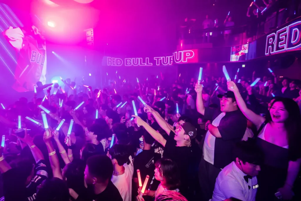 超過800名觀眾齊聚台中ALTA Nightclub，共同見證Red Bull Turn It Up主題式DJ對決。（Red Bull提供）