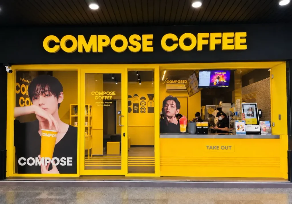 台北凱撒大飯店攜手韓國人氣咖啡品牌COMPOSE COFFEE信陽門市,自10月1日國際咖啡日起,提供入住旅客第二杯半價優惠券。粉絲入住期間即可就近享用韓系飲品,延續在台北的韓系追星日常。圖/台北凱撒大飯店提供