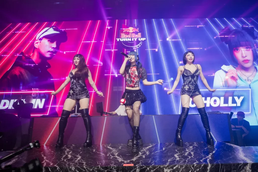 C.HOLLY驚喜登上Red Bull Turn It Up舞台，以充滿能量的饒舌演出引發觀眾熱烈歡呼。（Red Bull提供）