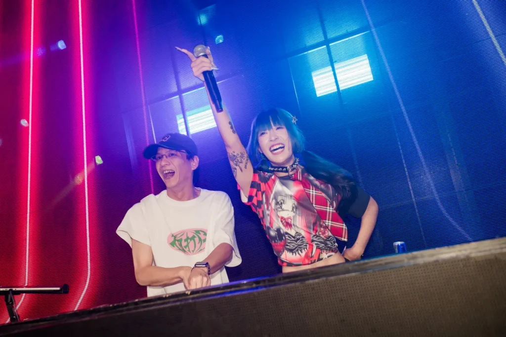 Red Bull Turn It Up前屆冠軍DJ DinDin與C.HOLLY驚喜合體，透過混音、饒舌與舞台互動點燃派對熱度。（Red Bull提供）