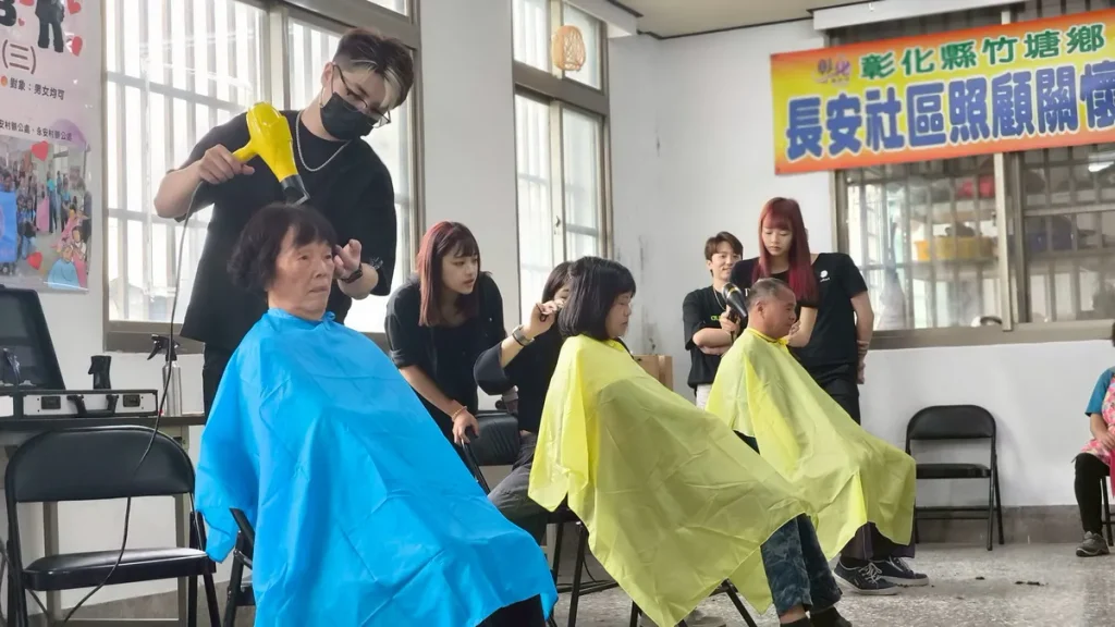 專業髮藝團隊走進社區提供義剪服務，讓長輩就近獲得專業剪髮照護。