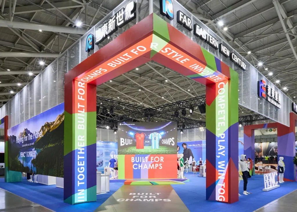 遠東新世紀在台北紡織展的攤位，運用足球場元素延伸至主舞台，邀請貴賓進場感受「為冠軍而生」的世界級頂尖產品及技術實力