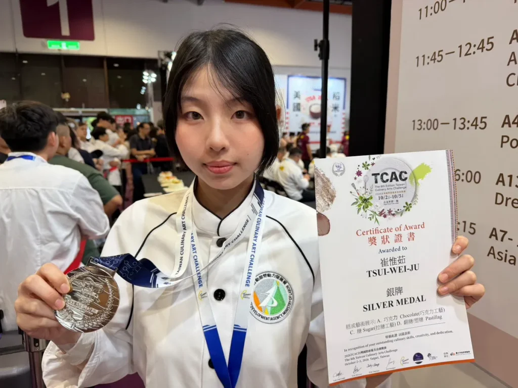 開平餐飲學生崔惟茹以「童趣」為主題完成拉糖作品，拿下銀牌。